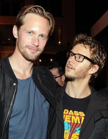 Ehhh... ¿Alexander Skarsgard y Ryan Kwanten dándose el lote?