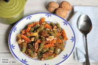 Pasta tricolor al pesto rojo con nueces. La receta de pasta para pequeños y mayores