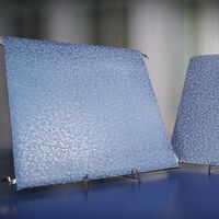 Estos científicos han conseguido paneles solares mucho más decorativos. Que sean como baldosas en las fachadas es su objetivo 
