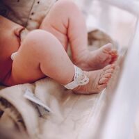 Un brazalete especial podría ayudar a detectar signos tempranos de trastornos motores en los bebés