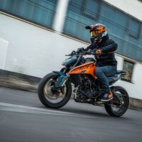 La nueva KTM 125 Duke es una pequeña bestia naked para el carnet de coche que renueva casi todo
