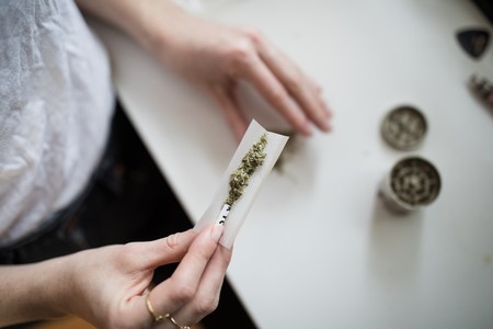 Consumir marihuana podría elevar el riesgo cardiovascular de forma similar al tabaco, según un reciente estudio