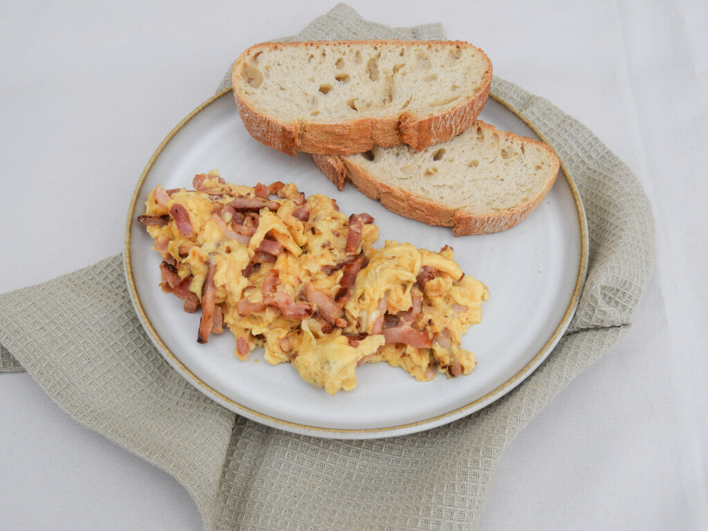 Huevos revueltos con bacon: un desayuno o cena irresistible con solo dos ingredientes