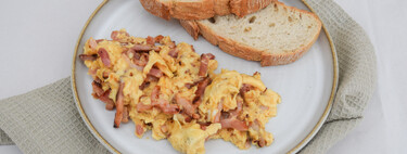 Huevos revueltos con bacon: un desayuno o cena irresistible con solo dos ingredientes 
