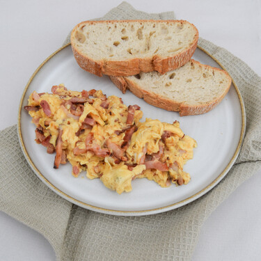 Huevos revueltos con bacon: un desayuno o cena irresistible con solo dos ingredientes 