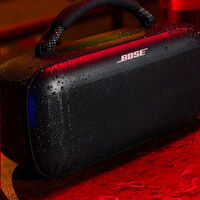 Para la playa o la piscina: este altavoz Bose es compacto, potente y su batería dura casi todo el día