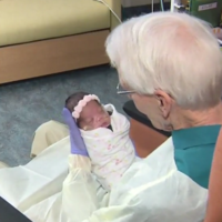 Este “abuelo abrazador” tiene 81 años y donó un millón de dólares para ayudar a los bebés ingresados en la UCI
