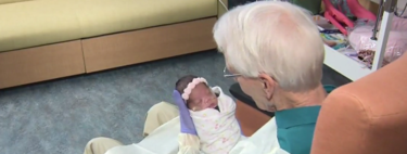Este “abuelo abrazador” tiene 81 años y donó un millón de dólares para ayudar a los bebés ingresados en la UCI