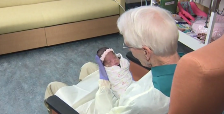 Este “abuelo abrazador” tiene 81 años y donó un millón de dólares para ayudar a los bebés ingresados en la UCI