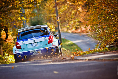 Skoda Fabia S2000 por Ondřej Zeman (Rallyphotos.cz)