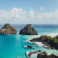 Esqueça os países ricos: a primeira ilha oceânica do mundo a ser 100% abastecida por energia solar fica no Brasil 