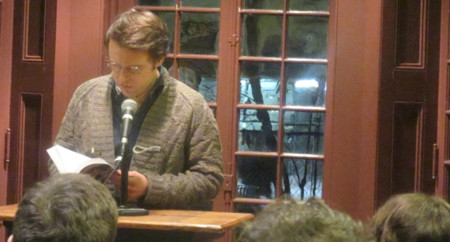 Este escritor está escribiendo su próxima novela en streaming en directo