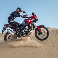 A Honda se le ocurrió el negocio del siglo: arreglar las carreteras convirtiendo arena del desierto en chapopote barato 