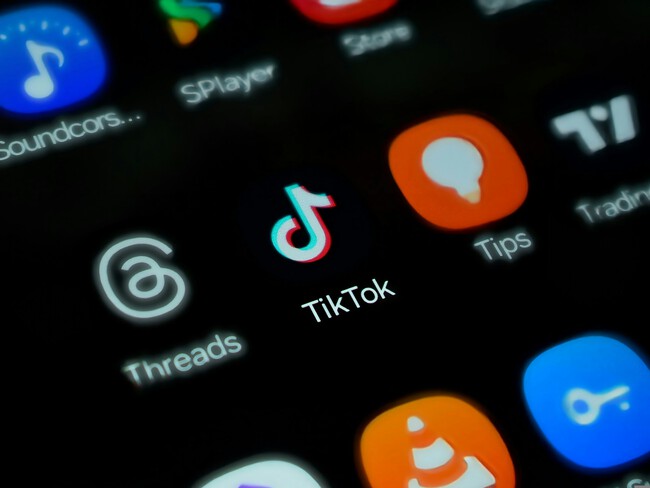 Icono de TikTok en la pantalla de un móvil