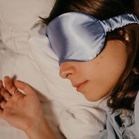 No es el colchón ni tampoco la luz: la ciencia explica porqué te cuesta dormir en otra cama