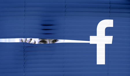 Facebook sigue creciendo en usuarios e ingresos, pero se enfrenta a una multa multimillonaria por Cambridge Analytica