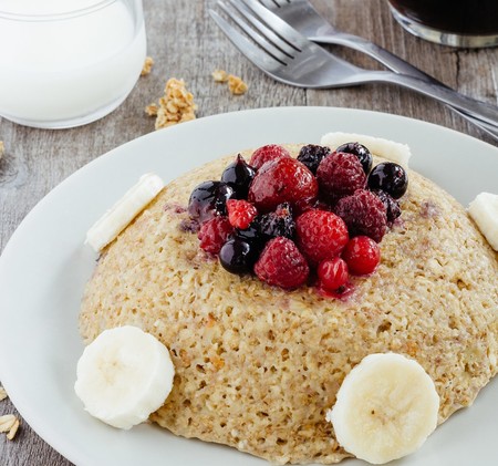 Bowl cake de avena con plátano y frutas rojas. Receta de desayuno saludable