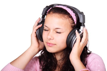 ¿Por qué nos cuesta escuchar varias conversaciones a la vez?