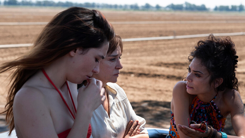'La vida fuera' es un biopic brillante en su celebración de la amistad femenina y la libertad. Sin embargo, su narrativa es un desbarajuste con más ganas que resultados