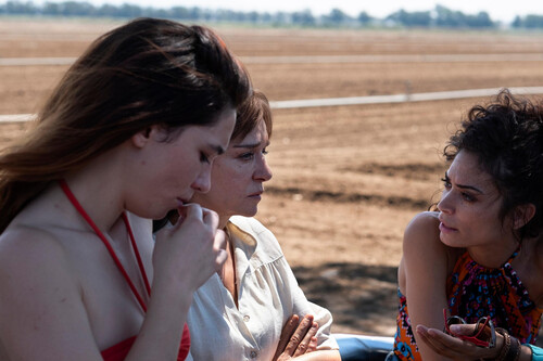 'La vida fuera' es un biopic brillante en su celebración de la amistad femenina y la libertad. Sin embargo, su narrativa es un desbarajuste con más ganas que resultados