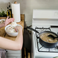 Hacer arroz de más ya no es un error: enfriarlo y recalentarlo puede reducir sus calorías según algunos nutricionistas 