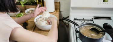 Hacer arroz de más ya no es un error: enfriarlo y recalentarlo puede reducir sus calorías según algunos nutricionistas 
