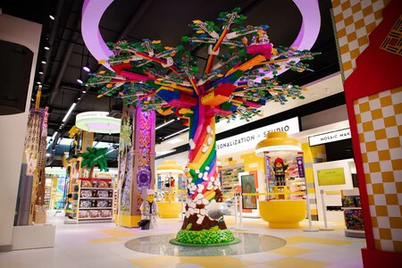 Lego abre la tienda más vanguardista y tecnológica de Europa con Gaudí y la personalización como protagonistas
