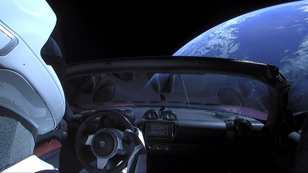 El Tesla Roadster es el primer coche que completa una órbita alrededor del Sol, y viaja a 1.410 km/h