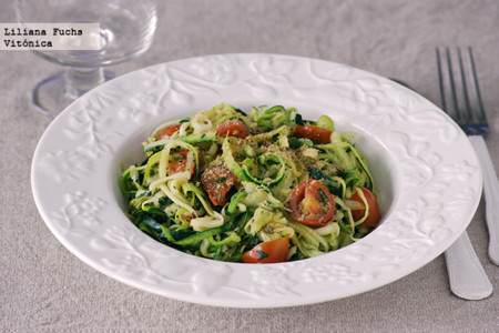 Tallarines o zoodles de calabacín con salsa ligera de tomates. Receta saludable