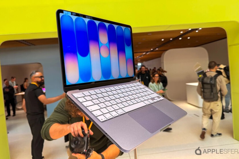 Apple tuvo un dilema tras el exitazo del MacBook Neo: perder millones en ventas o subir los precios. Parece que ya lo han resuelto