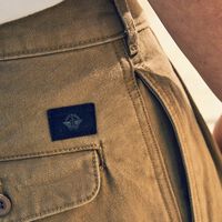 No son Levi's, pero estos Dockers sientan como un guante y están rebajados a mitad de precio