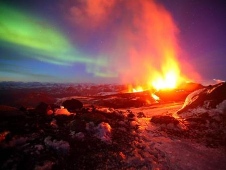 Erupción Volcánica + Aurora Boreal = Maravilla Visual
