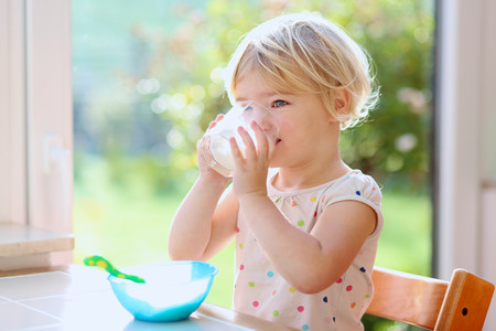 Según el último estudio, la ingesta de leche entera se vincula a menor obesidad infantil