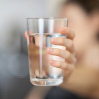 Drinking a Glass of Water Before a Meal Is a Popular ‘Trick’ for Losing Weight. Science Says Otherwise 
