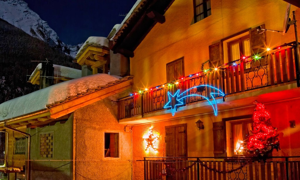 Ahora no tendrás que salir al balcón a encender y apagar las luces de Navidad. Este cacharro lo hace sin moverte del sofá 