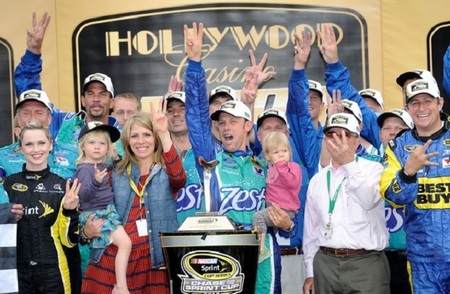 Matt Kenseth vence en Kansas. Brad Keselowski sigue líder
