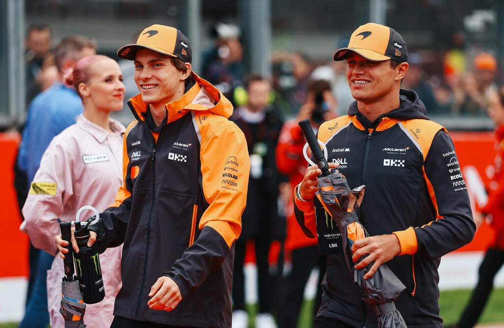 Hace 18 años McLaren corrió contra su propio piloto, Fernando Alonso. Algunos creen que ahora le están haciendo lo mismo a Oscar Piastri