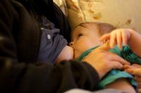 Una madre londinense es expulsada de un pub por amamantar a su bebé