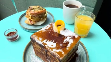 El lugar secreto en CDMX para desayunar delicioso los fines de semana: prueba su enorme pan francés, chilaquiles y pan recién horneado