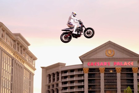 ¡Conseguido! Travis Pastrana ha saltado la fuente del Caesars Palace en moto en memoria de Evel Knievel