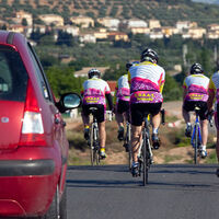 ¿Puedo adelantar a ciclistas cuando hay línea continua? La DGT responde a las dudas