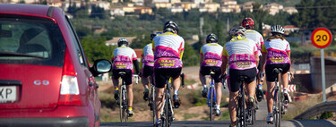 ¿Puedo adelantar a ciclistas cuando hay línea continua? La DGT responde a las dudas