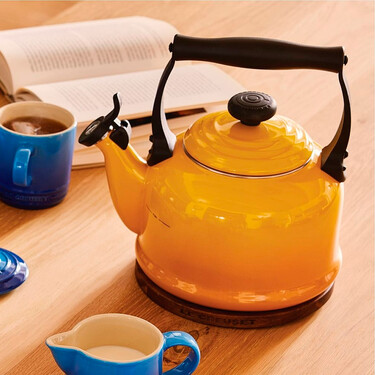 La tetera vintage de colores vivos que alegrará el momento de tomar el té incluso en los días más grises del año