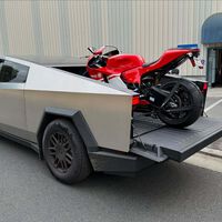 Se compra la Ducati más salvaje del mundo... Y pasa a recogerla en su Tesla Cybertruck 