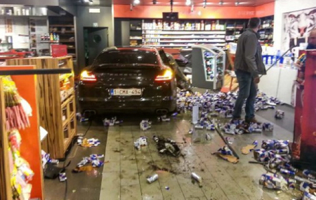 Dolorpasión™: El futbolista con un Porsche Panamera que entró ebrio en una gasolinera