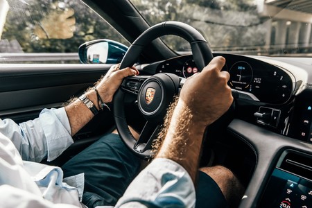 Porsche Taycan Turbo S puesto de conducción