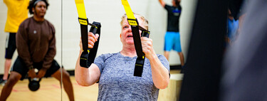 Si tienes más de 60 años y quieres entrenar fuerza, prueba con las bandas TRX: los mejores 8 ejercicios para empezar