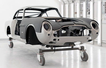 El Aston Martin DB5 Goldfinger comienza a fabricarse: una edición limitada para sentirse como James Bond por 3 millones de euros