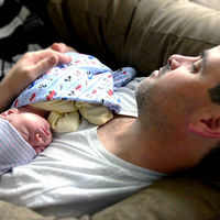 Nunca te duermas con tu bebé en el sofá: unos padres comparten su dolorosa historia tras perder a su hijo de dos meses