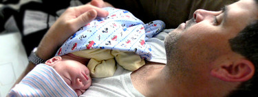 Nunca te duermas con tu bebé en el sofá: unos padres comparten su dolorosa historia tras perder a su hijo de dos meses